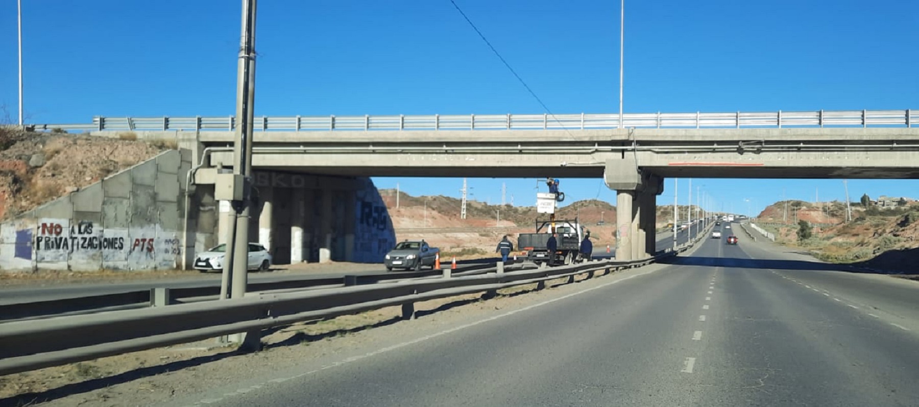 Llegaron los radares a la Ruta 7 de Neuquén: los instalan sobre la Avenida Alfonsín ¿multarán? Foto: Jorge Iturra