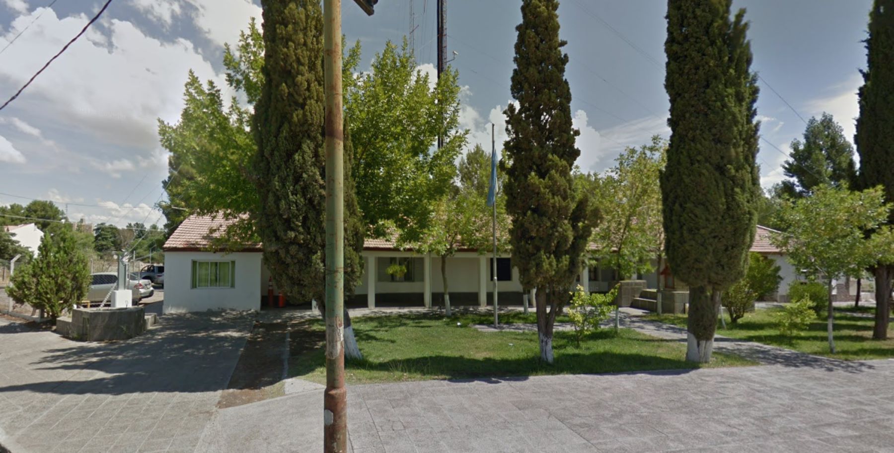 Estudiante denunció en la comisaría el robo de su computadoras y mochilas en Neuquén. Foto: Captura Street View