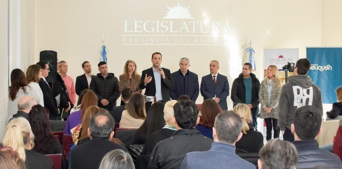 La actividad se realizó en la Legislatura y estuvo encabezada por el ministro Castelli. Foto gentileza.