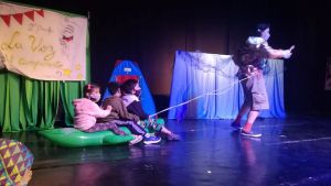 Teatro en vacaciones de invierno: «El desafío de la trucha dorada» se plantea en Neuquén