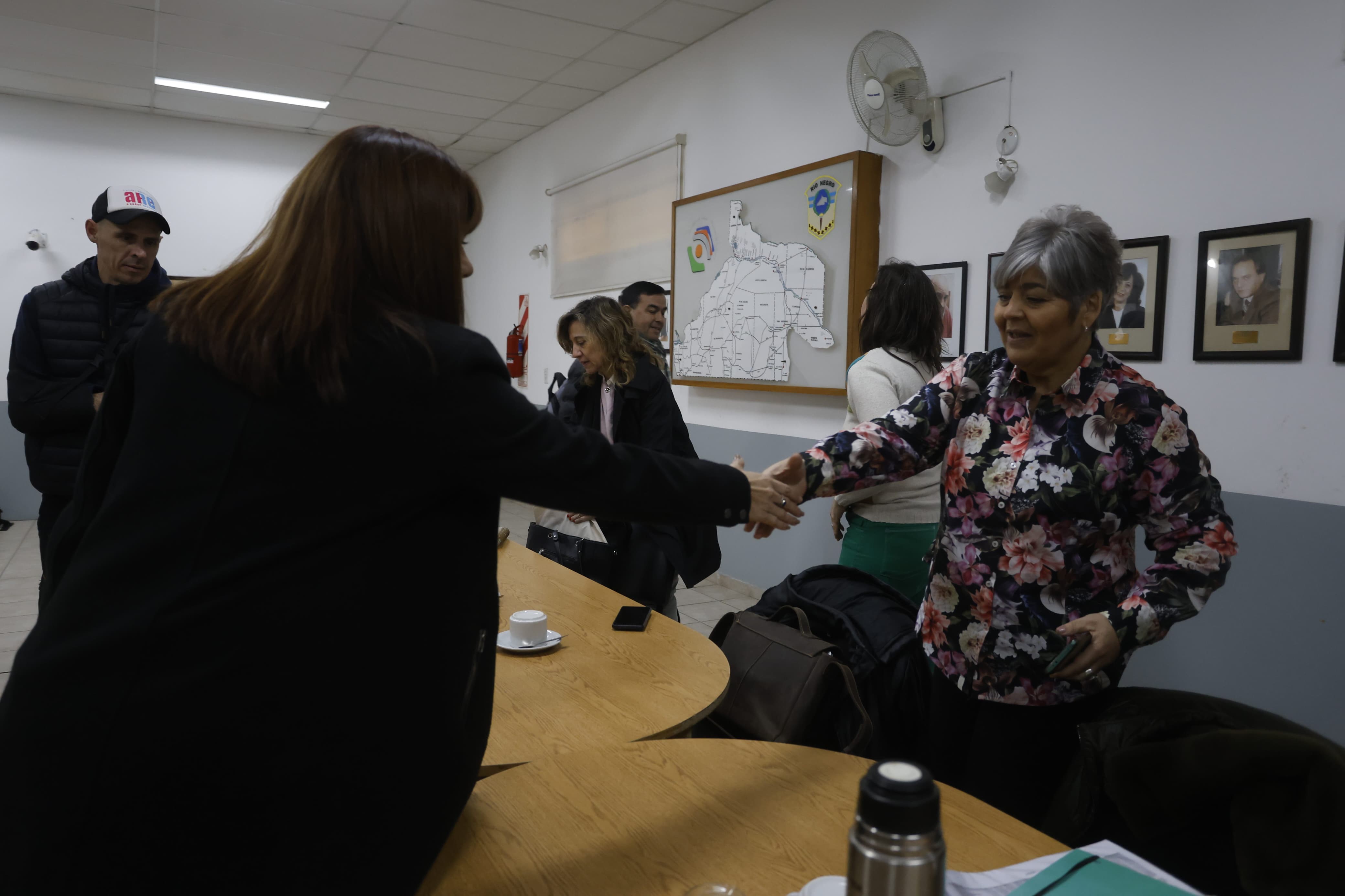 Saludo inicial en la paritaria entre la ministra Patricia Campos y la titular de Unter, Silvana Inostroza. Foto: Pablo Leguizamon.