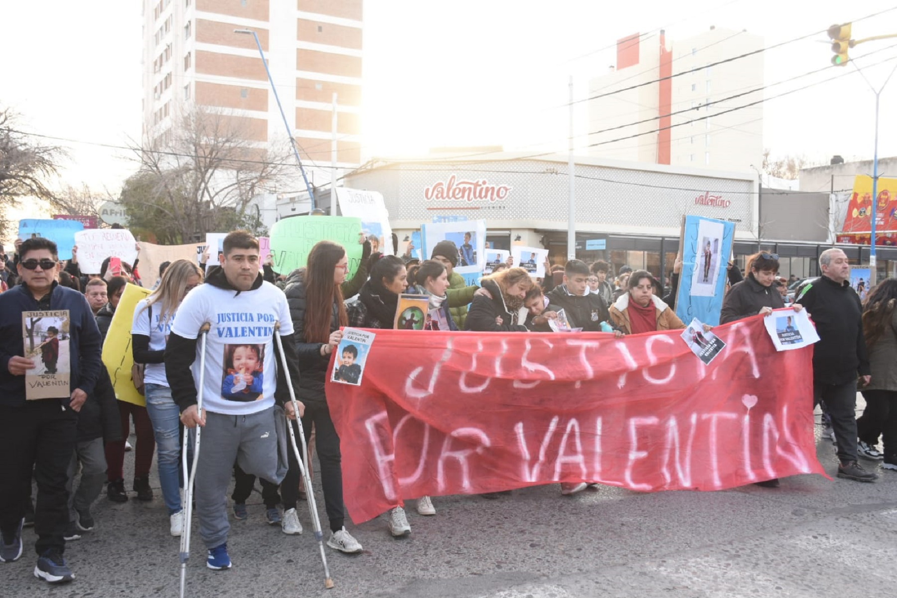 Los familiares y vecinos se concentraron en la esquina de Roca y Tucumán. (Foto: Andrés Maripe)