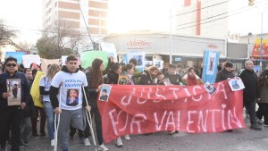 Video: emotiva marcha por la muerte del niño de cuatro años en un sanatorio de Roca