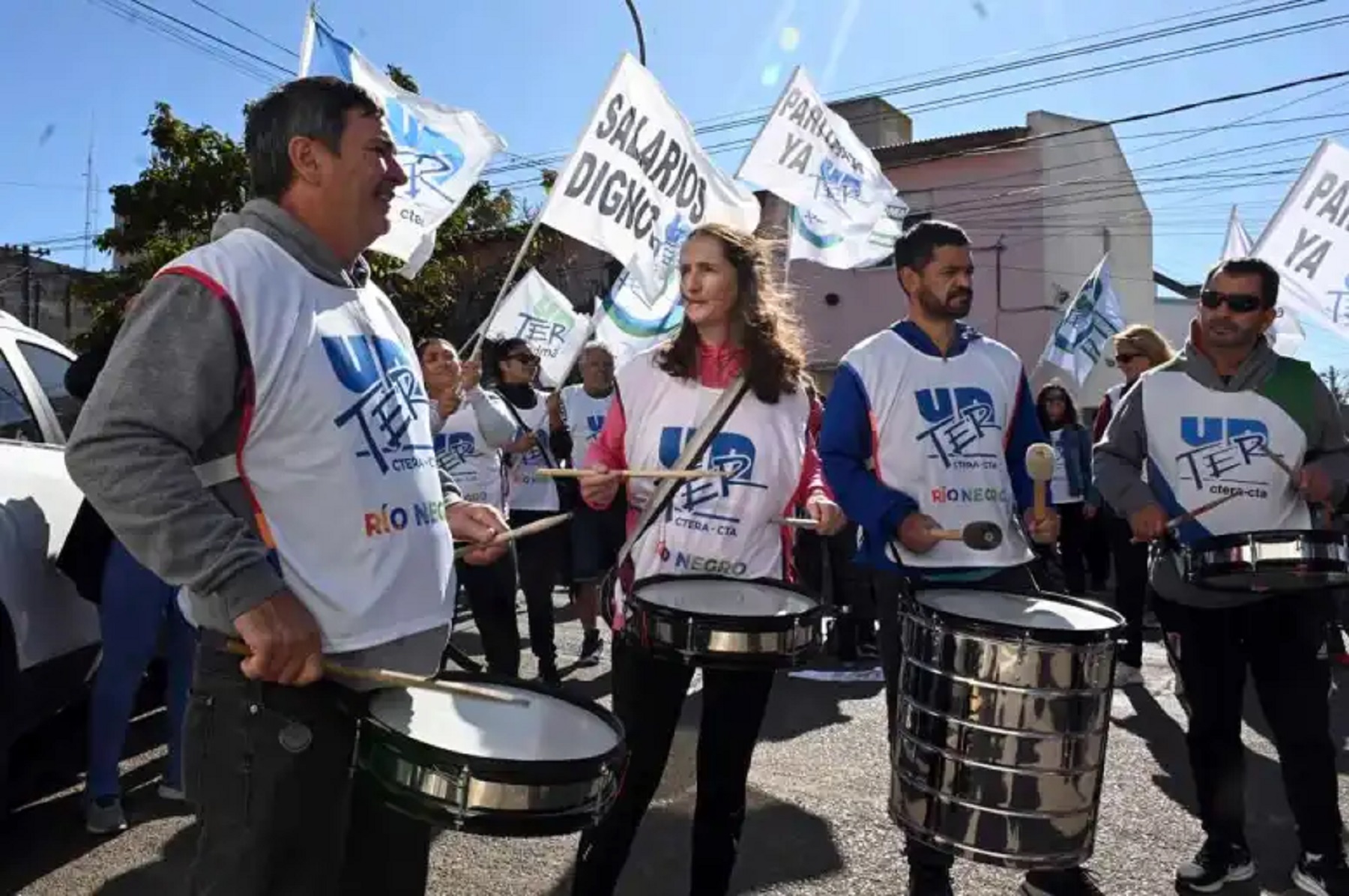 Los sindicatos docentes de Río Negro y Neuquén se suman al paro y a la marcha universitaria. 