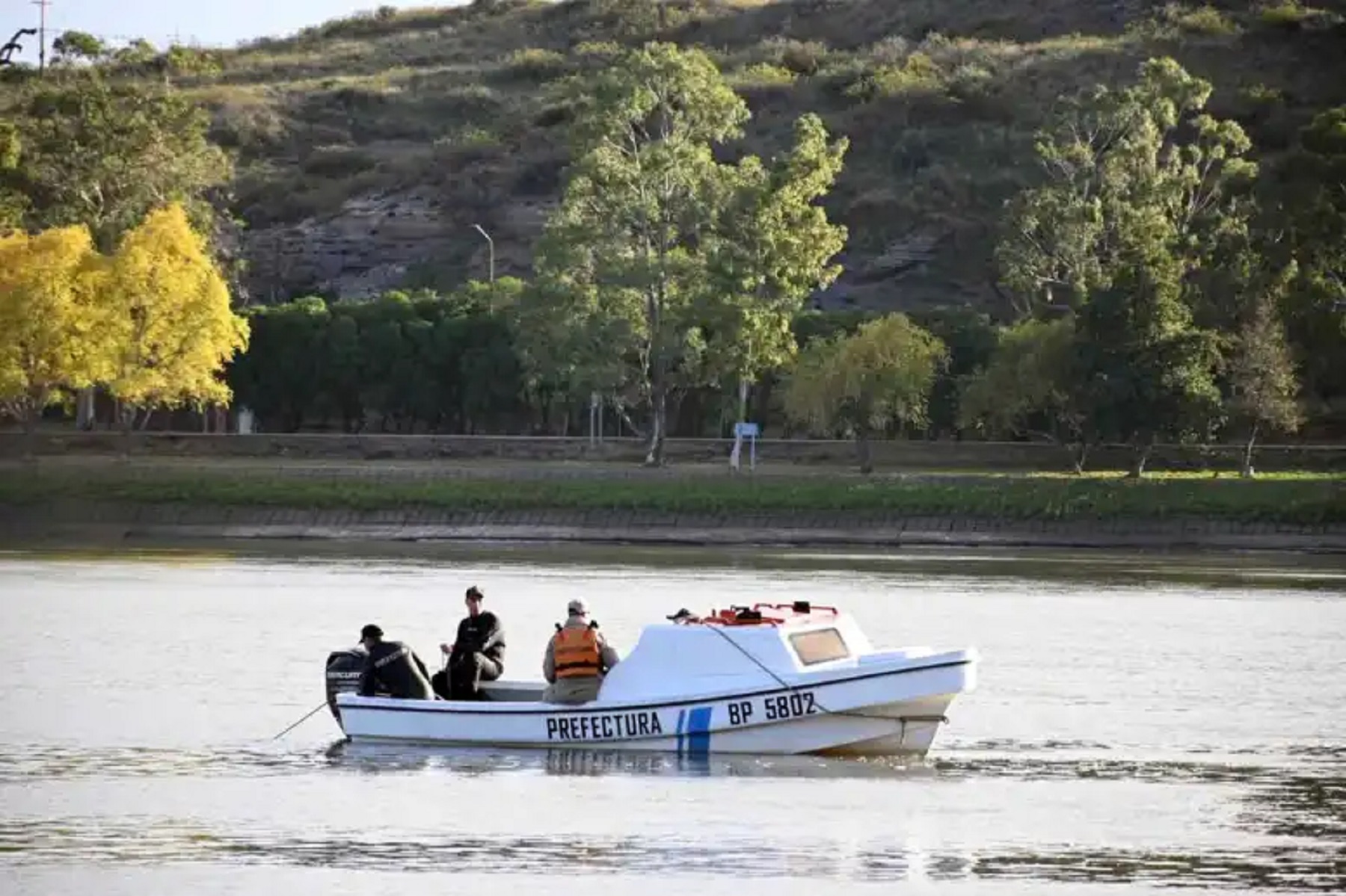 El cuerpo de un hombre fue hallado a unos metros del puente ferrocarretero en la costa de Viedma. Foto Archivo