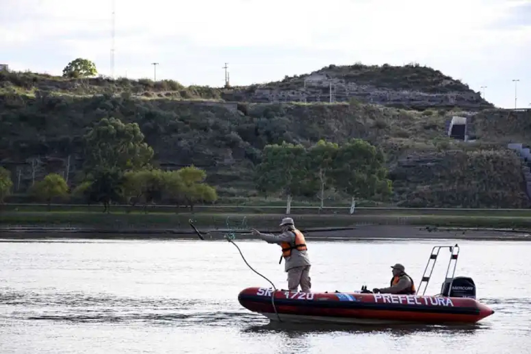 El cadáver apareció en la costa del río Negro, a la altura del Puente Viejo.  