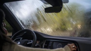 Cómo desempañar los vidrios del auto ante las bajas temperaturas: ¿aire frío o aire caliente?