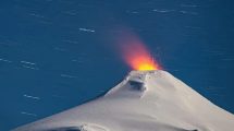 Imagen de Esperan más explosiones del volcán Villarrica, cerca de Neuquén: ¿hay conexión con los temporales de nieve?