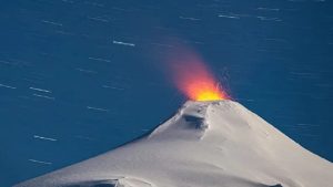 Esperan más explosiones del volcán Villarrica, cerca de Neuquén: ¿hay conexión con los temporales de nieve?
