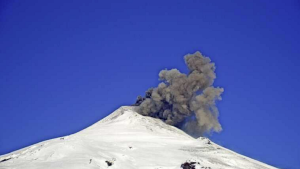 Sorprendente columna de cenizas en el volcán Villarrica, cerca de Neuquén: qué pasó