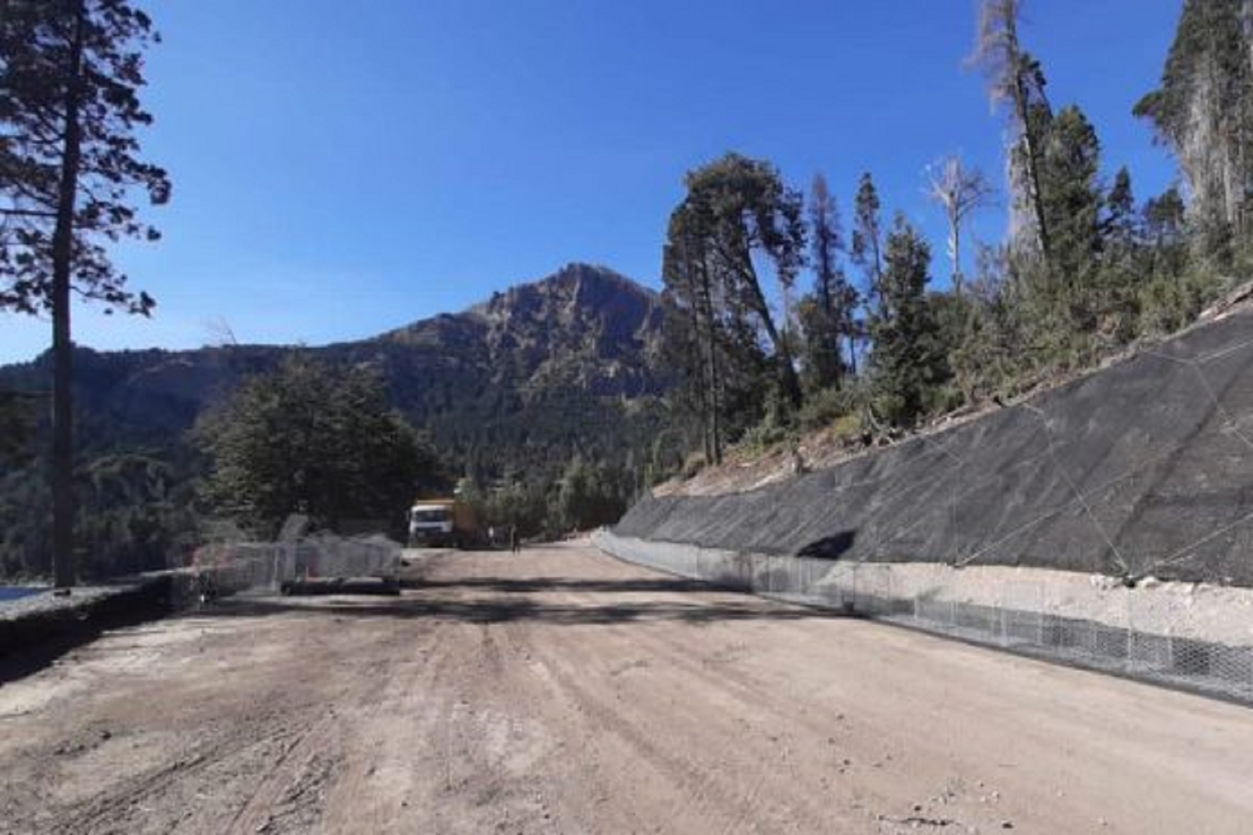 La Ruta Provincial 65, en Villa Traful, es una traza turística que contribuye a integrar el Corredor de los Lagos.