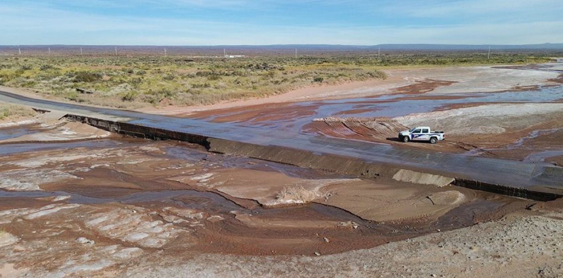 El badén Carranza arrastra lodo hacia Añelo, hace intransitable la ruta y deja aislado a Rincón de los Sauces por tierra (Neuquén informa)
