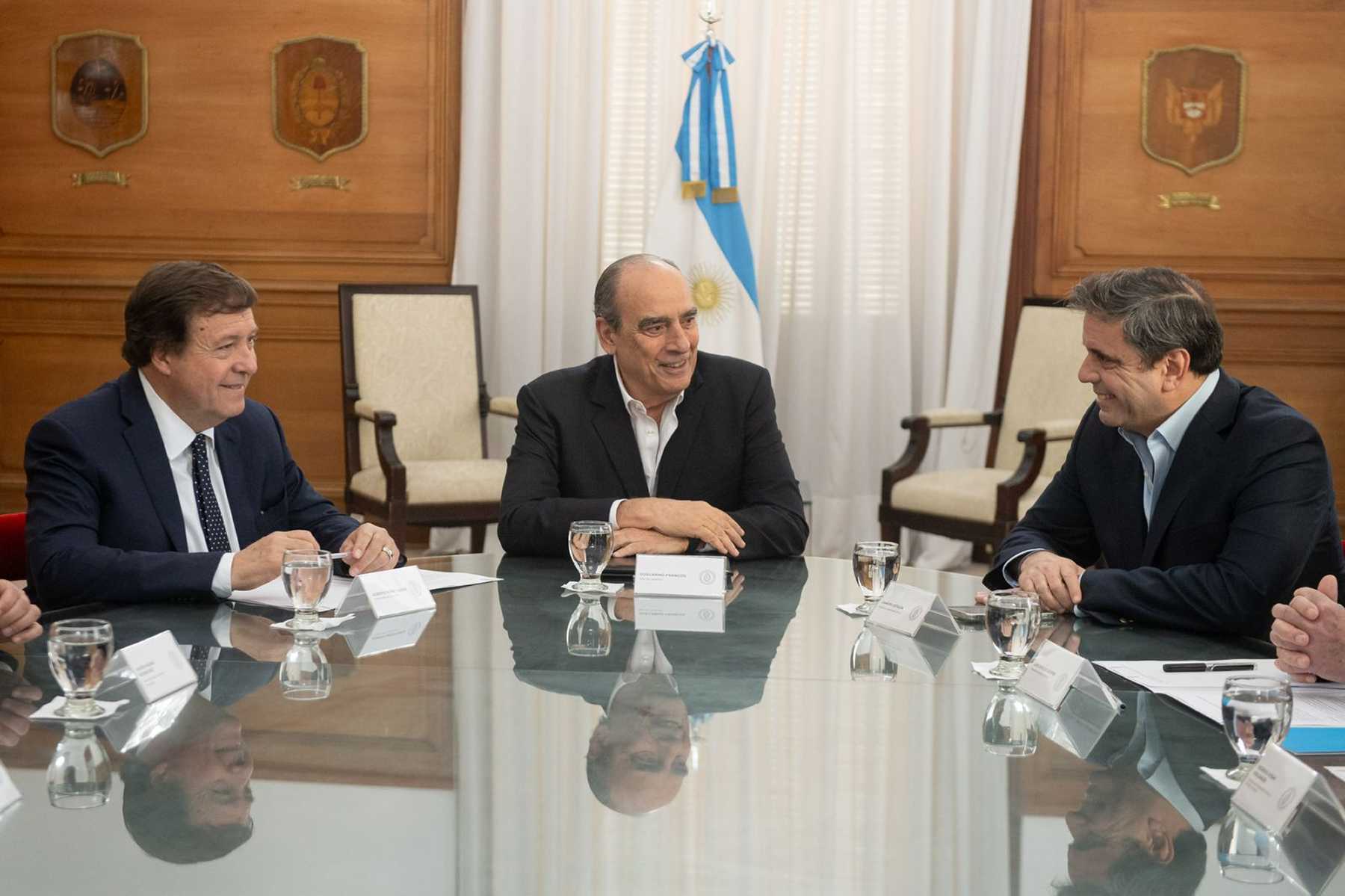 Primeros compromisos formalizados entre el gobernador Alberto Weretilneck y el Jefe de Gabinete, Guillermo Francos.