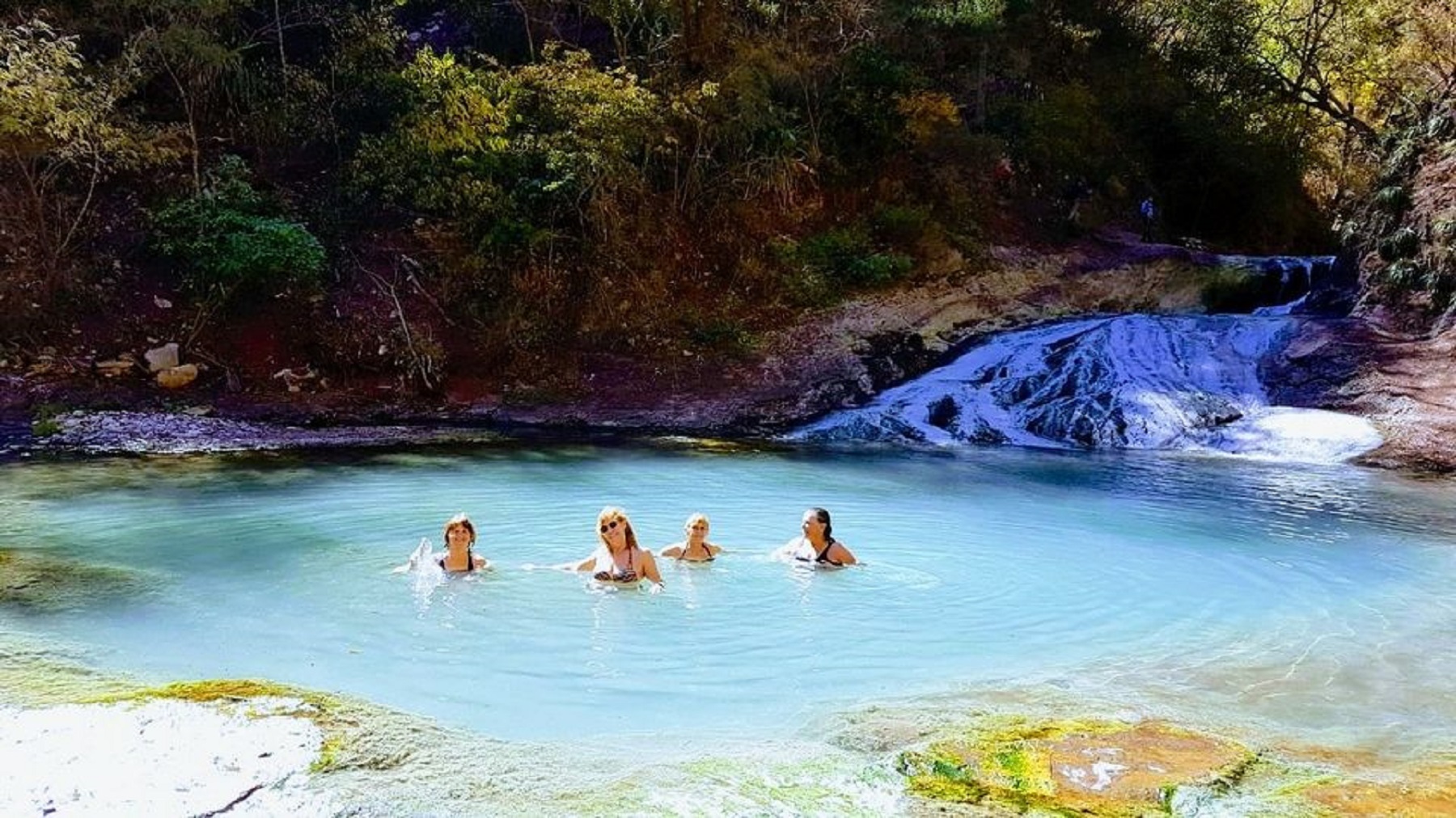 Las Termas del Río Jordán son únicas por sus aguas hipo-termales ya que emergen de la roca madre a 30°.