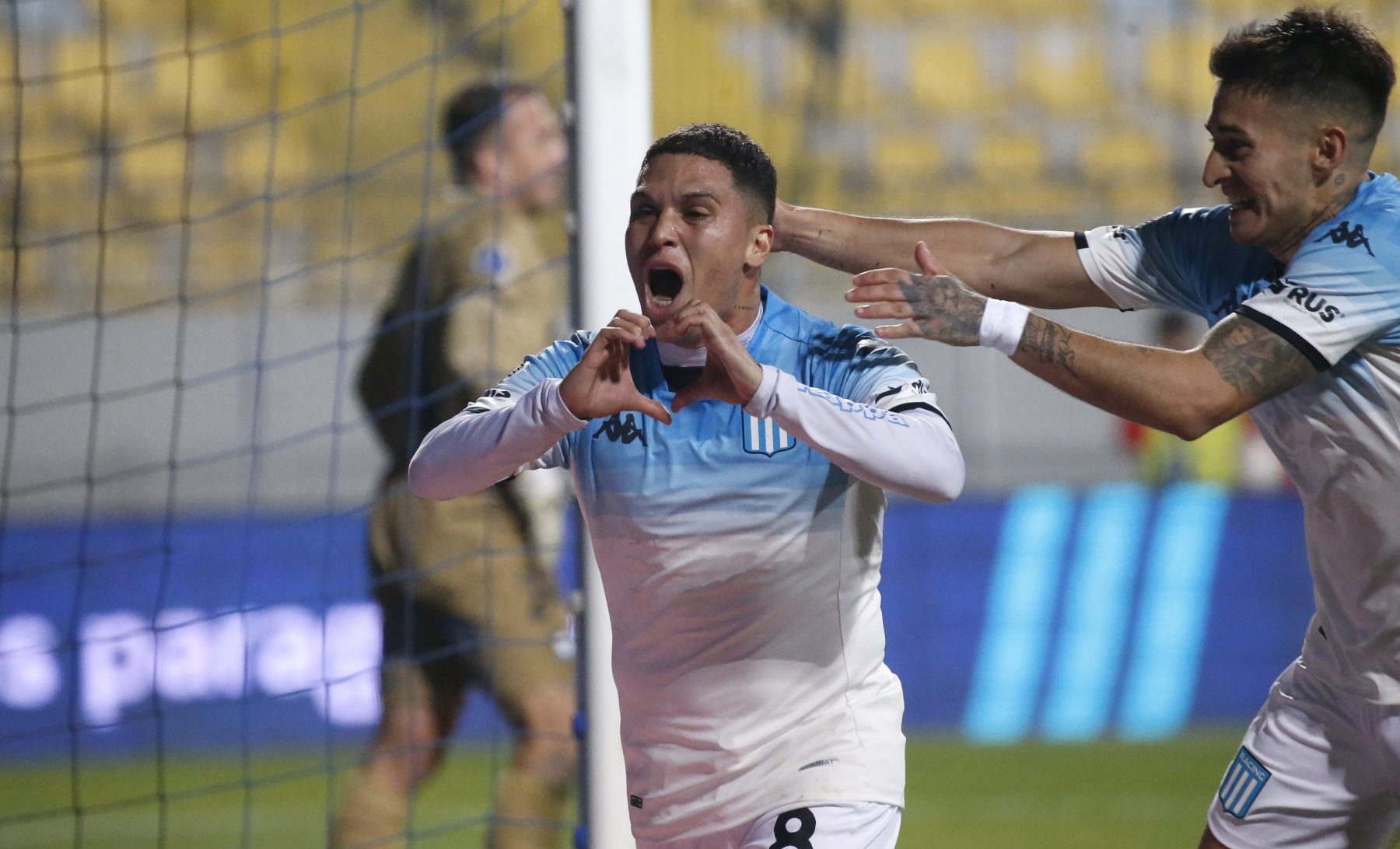 Quintero metió el 2-0 de Racing de penal. (Foto: Sebastián Cisternas/Photosport)