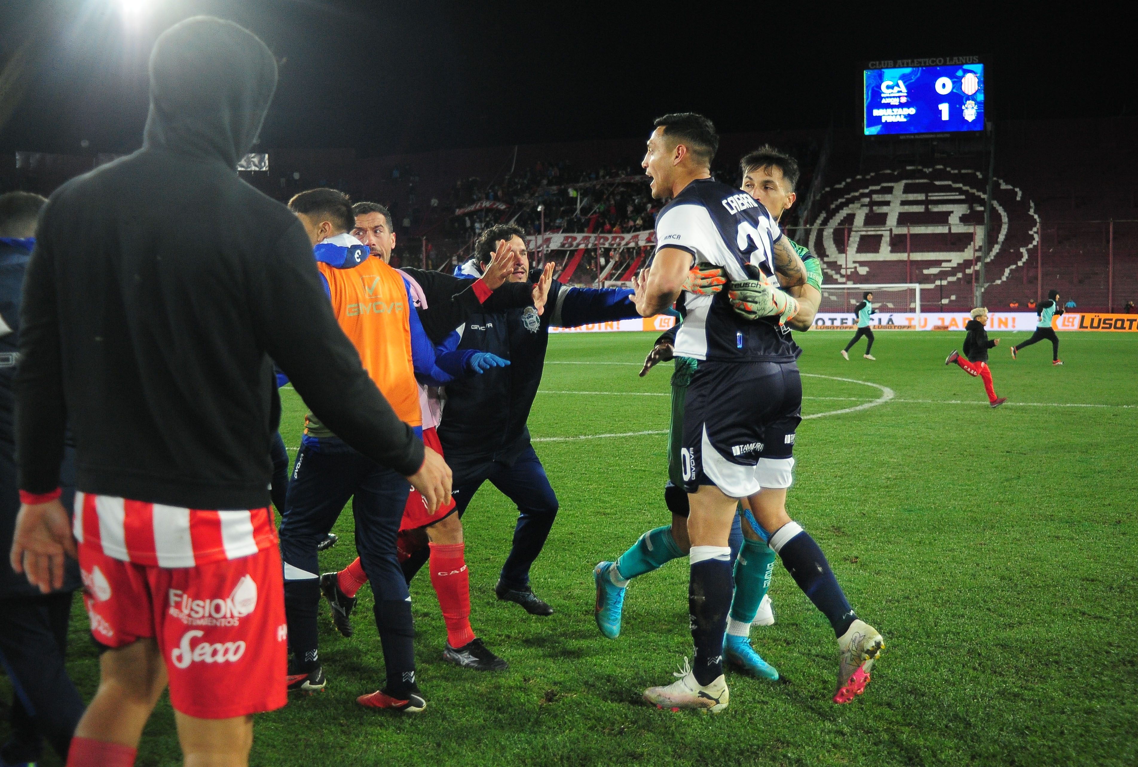 Gimnasia y Barracas terminaron en una batalla campal. (Foto: Fotobaires)