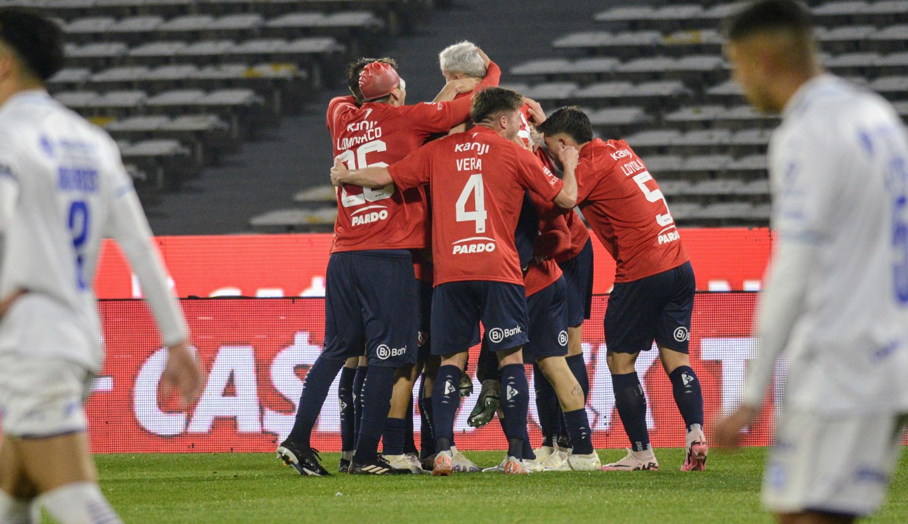 El Rojo jugó un gran partido en Córdoba y se metió entre los ocho mejores de la Copa Argentina. (FBaires)