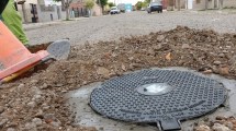 Imagen de La tapa de agua estaba suelta y le destruyó el auto en Viedma: ARSA deberá resarcir los daños