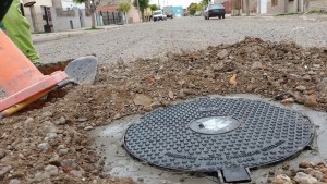 La tapa de agua estaba suelta y le destruyó el auto en Viedma: ARSA deberá resarcir los daños