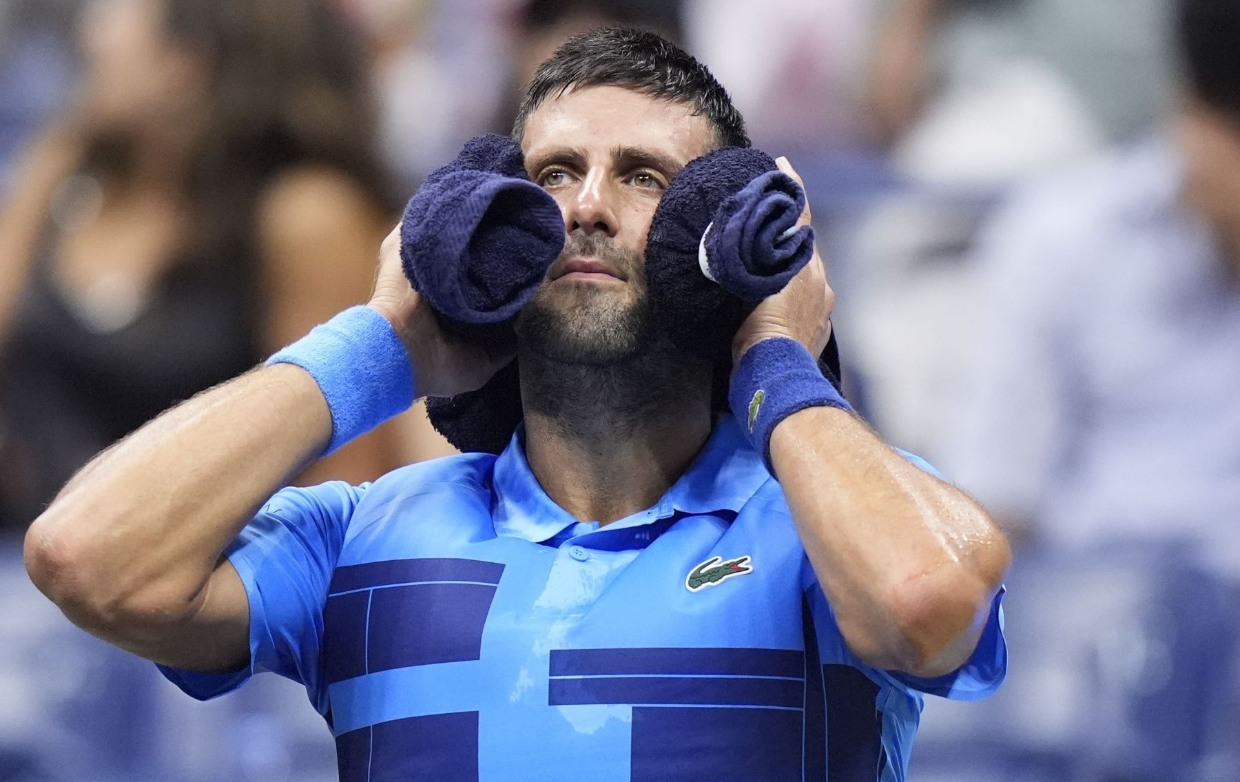 El serbio sufrió con el calor y las lesiones, pero sigue su marcha para defender la corona. (AFP)