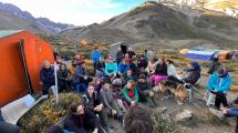 Imagen de El médico que incentiva a los pacientes con cáncer a un trekking por la Cordillera de los Andes llega a Bariloche