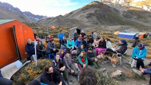 El médico que incentiva a los pacientes con cáncer a un trekking por la Cordillera de los Andes llega a Bariloche