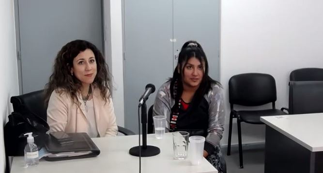 Verónica siguió la lectura del veredicto desde la Oficina Judicial de Zapala. Foto captura de Zoom.