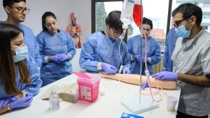 Medicina, la carrera más estudiada, aunque muchos egresados y docentes de las universidades públicas ya piensan en migrar