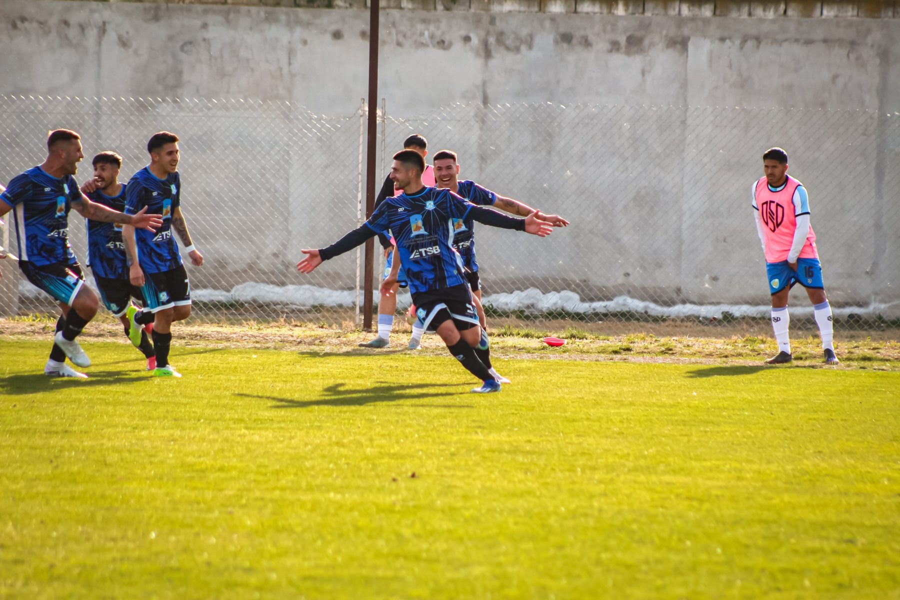 Cano y un gol para el recuerdo en Viedma ante Sol de Mayo. (Foto: Prensa Deportivo Rincón)