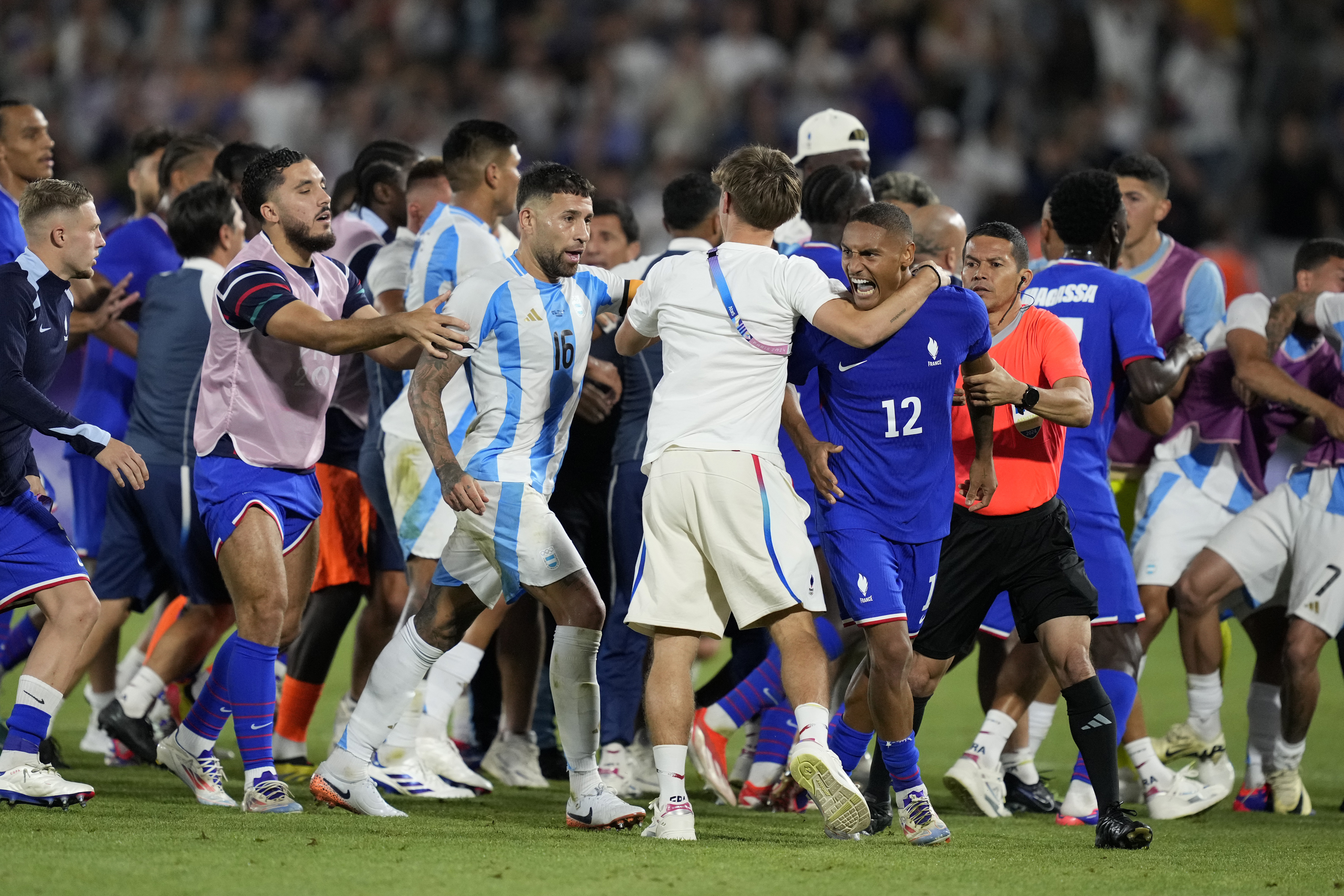 La pelea entre los jugadores de Argentina y Francia tras el triunfo local.