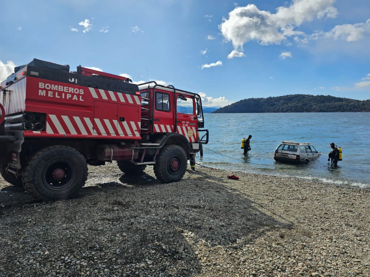 Los bomberos del Cuartel Melipal lograron sacar el auto del agua. Foto: gentileza