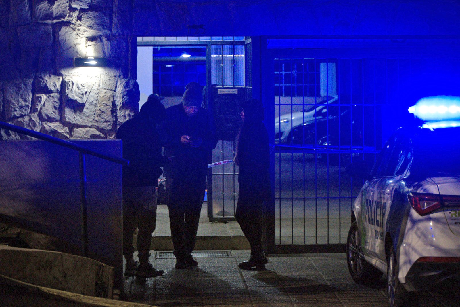 Personal de la fiscalía en turno estuvo el viernes por la noche en el edificio de Bariloche, donde hallaron el cadáver para coordinar la tarea de los peritos. (foto Marcelo Martínez)