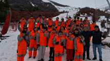 Imagen de Los chicos de los barrios populares de Bariloche aprenden esquí en el cerro Catedral