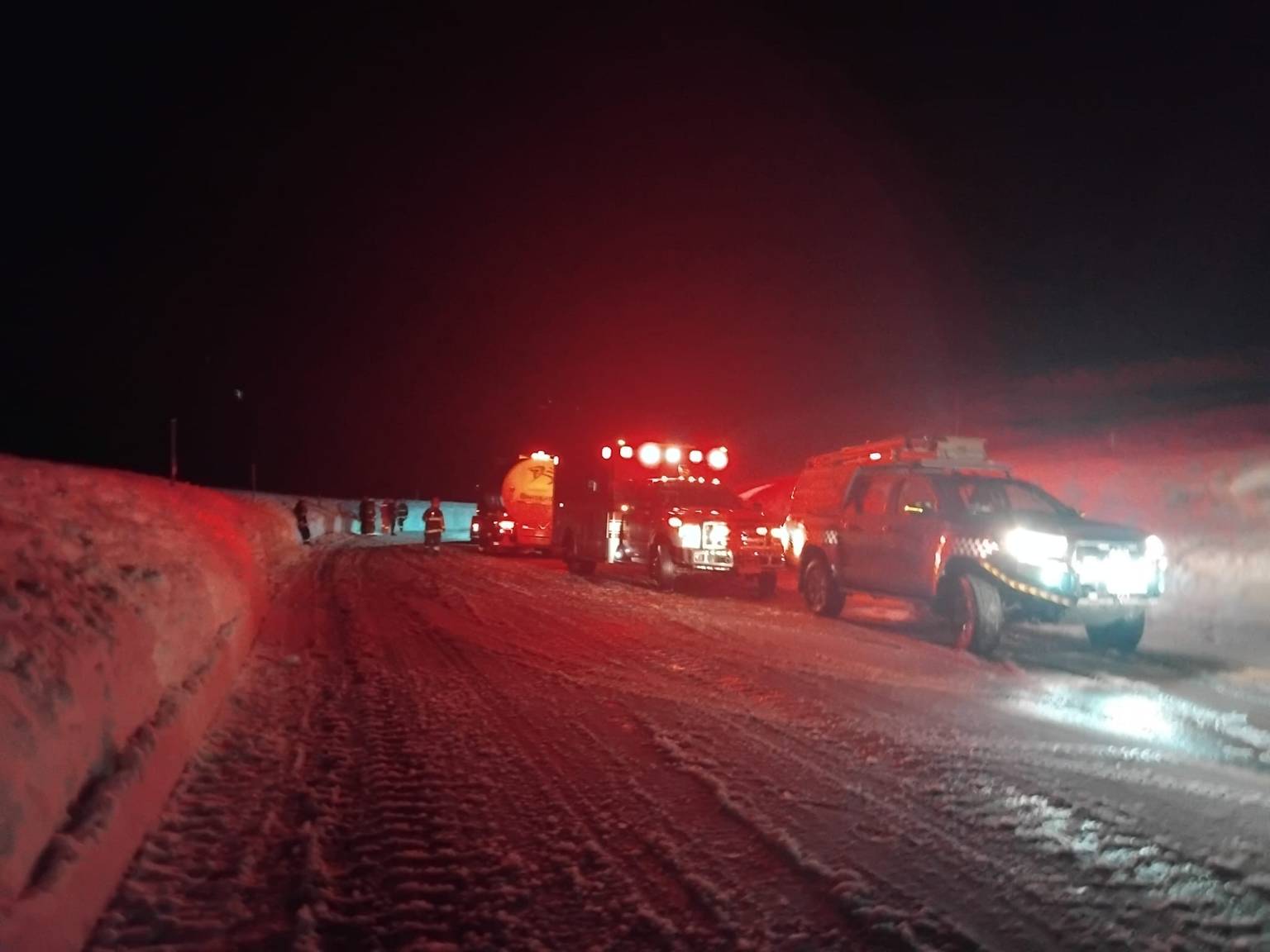 Un camión despistó por la nieve y quedó cruzado en una ruta de Neuquén: una mujer resultó herida