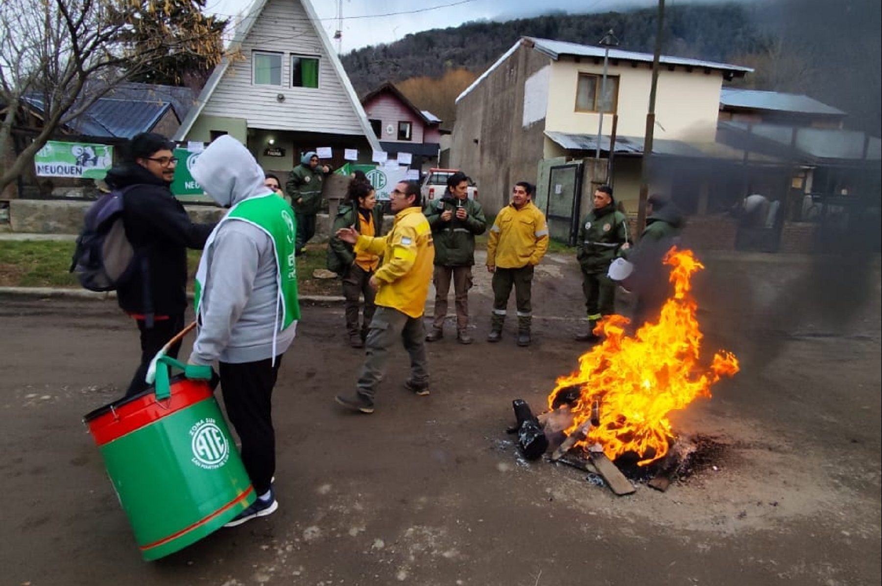 Protesta de brigadistas en Neuquén. 