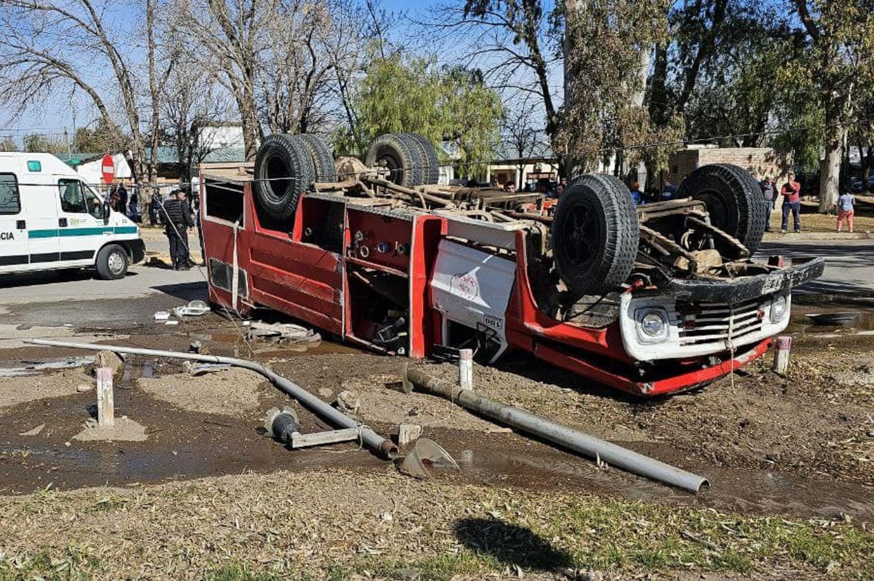 Bomberos volcó sobre Ruta 65. Crédito Diario de Allen.