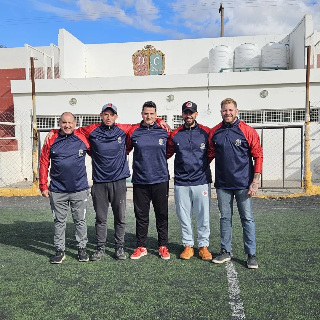 Guillermo Doglioli y su cuerpo técnico en Confluencia. (Foto: Facebook Club Confluencia)