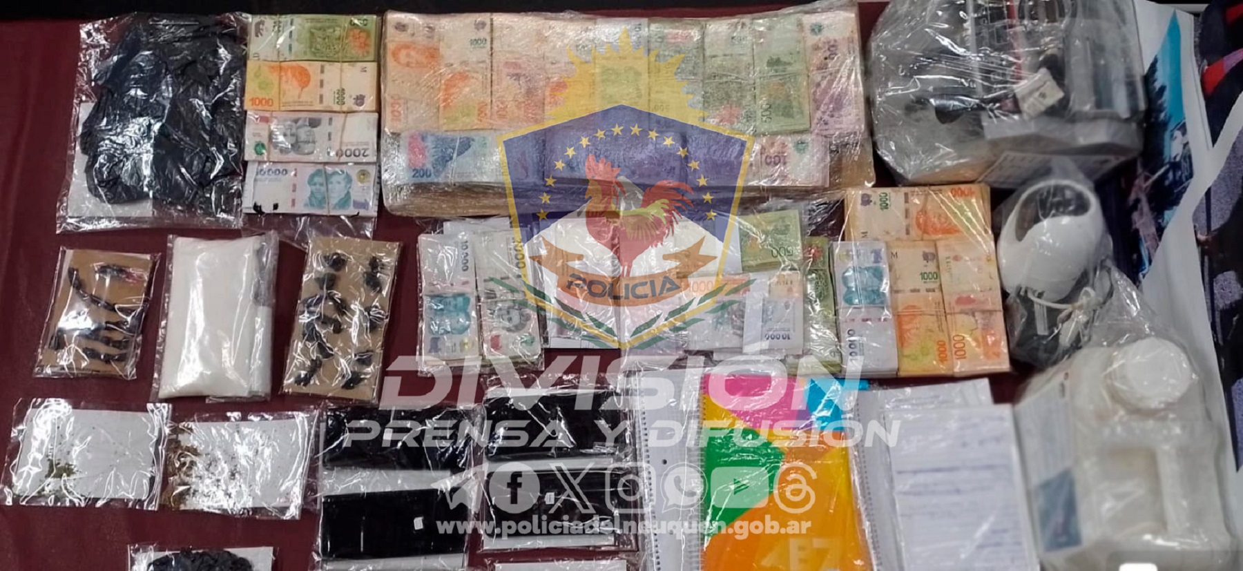 La Policía secuestró dinero, armas de fuego y sustancias. Foto: https://www.facebook.com/policianeuquenoficial