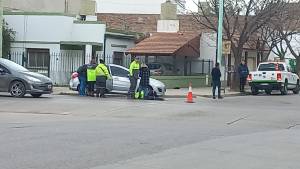 ¡Insólito! Chocó a una inspectora de tránsito en el centro de Cipolletti y dijo que no la vio