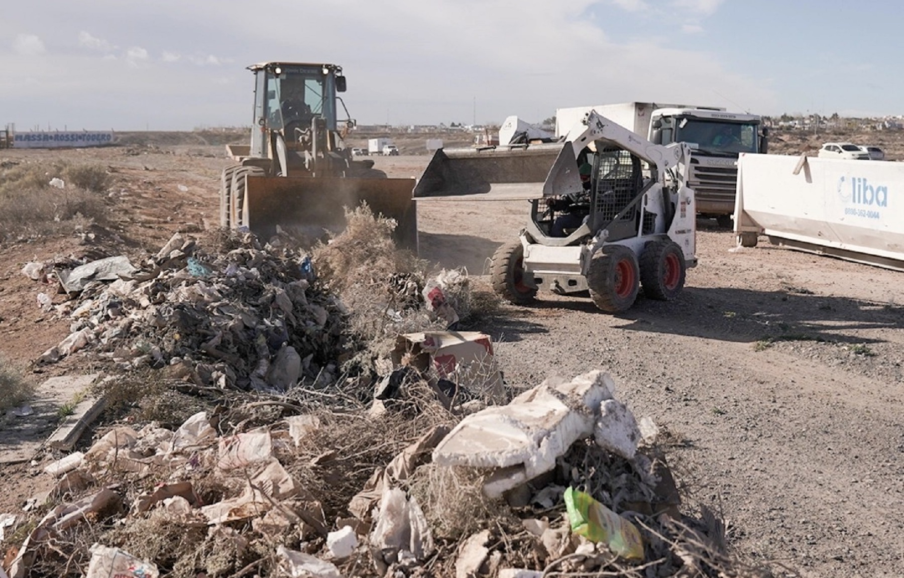 El municipio limpia constantemente en Autovía Norte y Los Paraísos, donde habrá cámaras de fotomultas. Foto: https://www.facebook.com/MovyCiudadanoNeuquenCapital/photos_by