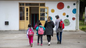 Soñaban con ir a Las Grutas, pero una madre los estafó: cómo sigue la campaña para la escuela de El Bolsón