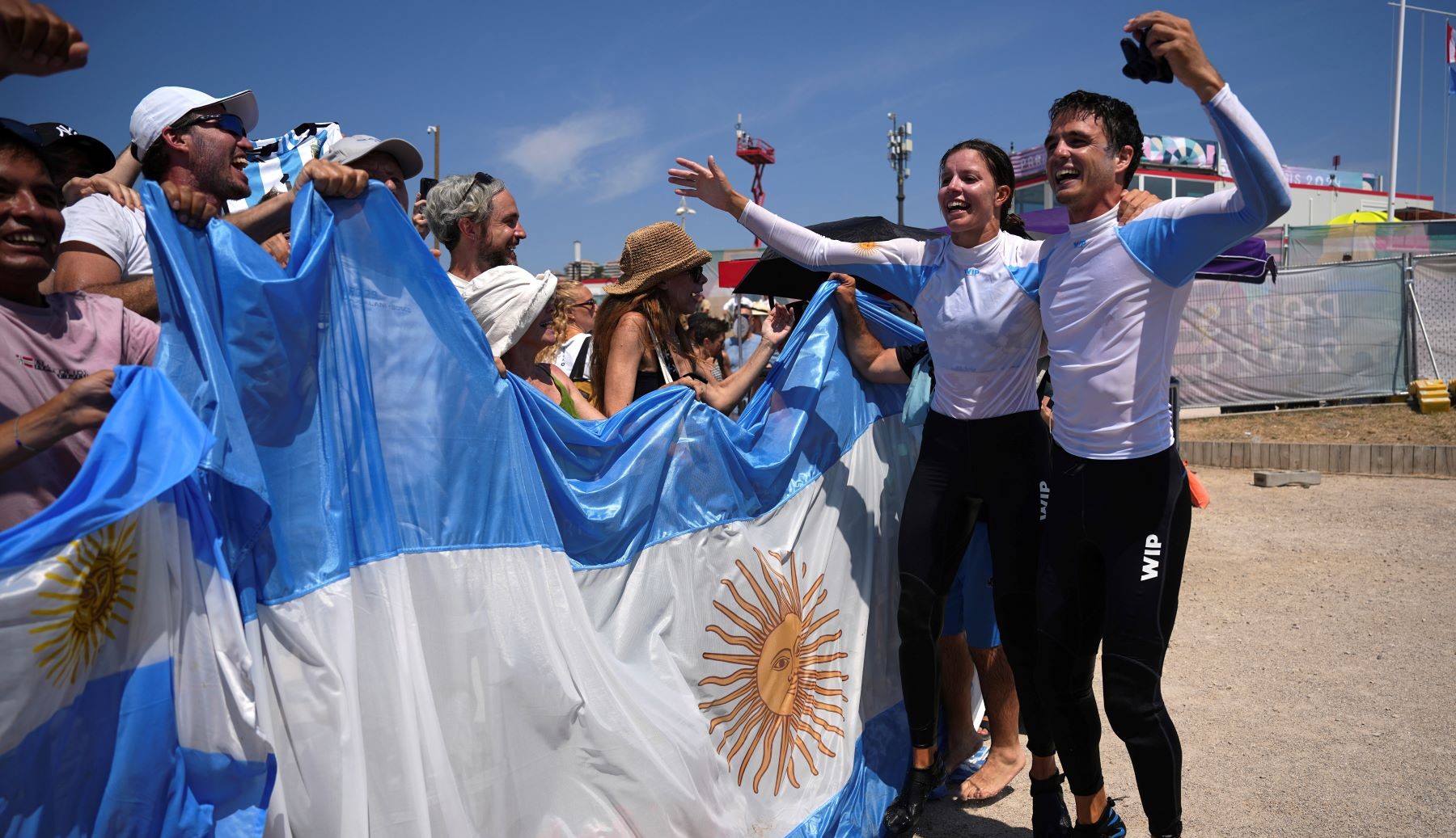 La bandera argentina, otra vez en el podio, gracias a Bosco y Majdalani. (AFP)