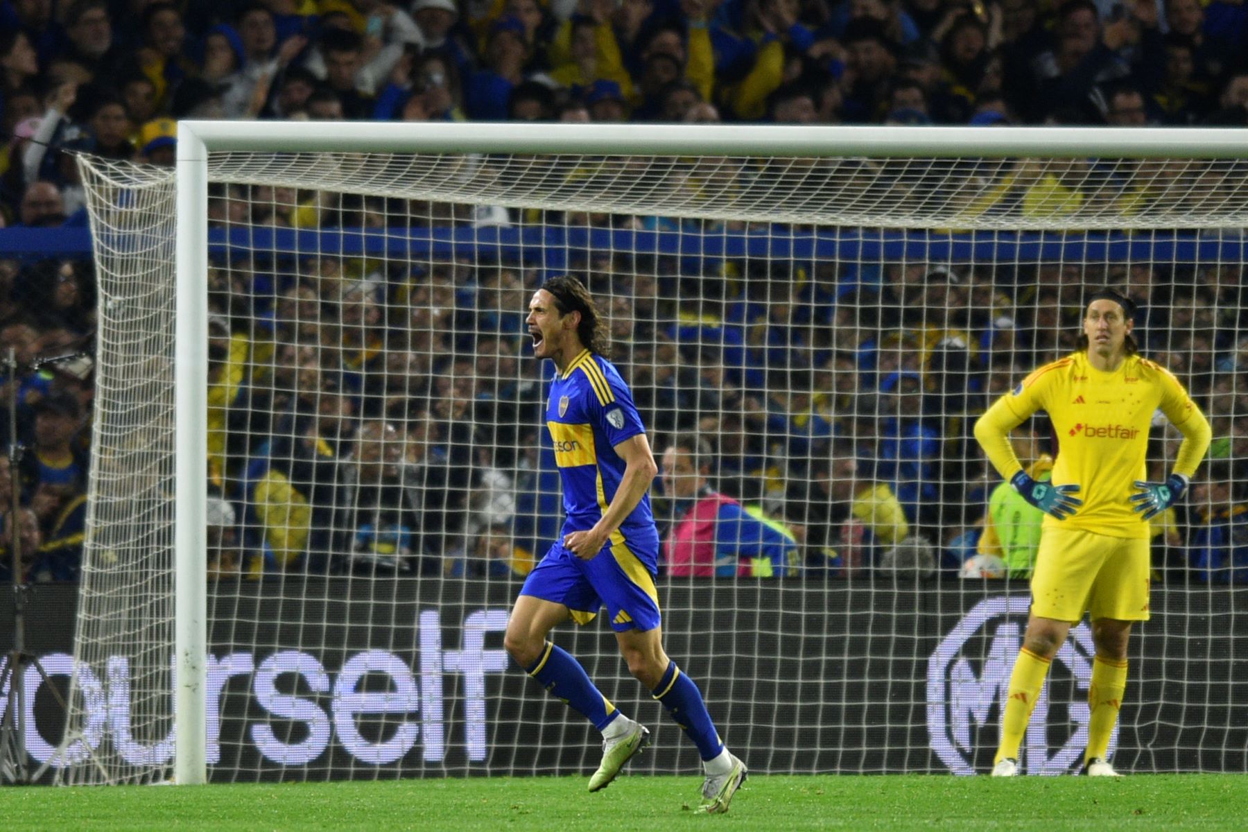 El Matador Cavani definió de perfecta y lo fue a gritar con la gente. (FBaires)