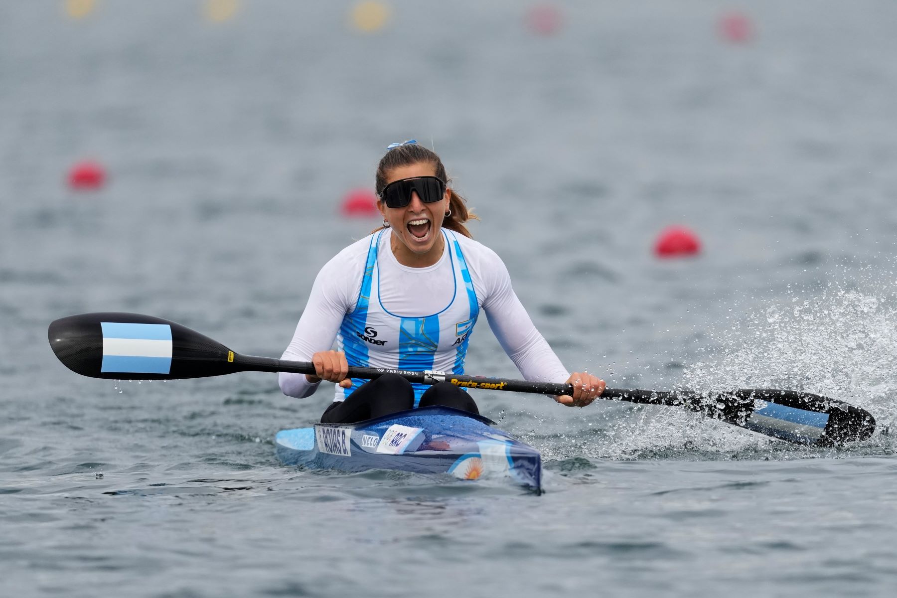 Brenda Rojas finalizó segunda en su serie y se metió en las semifinales. (AFP)