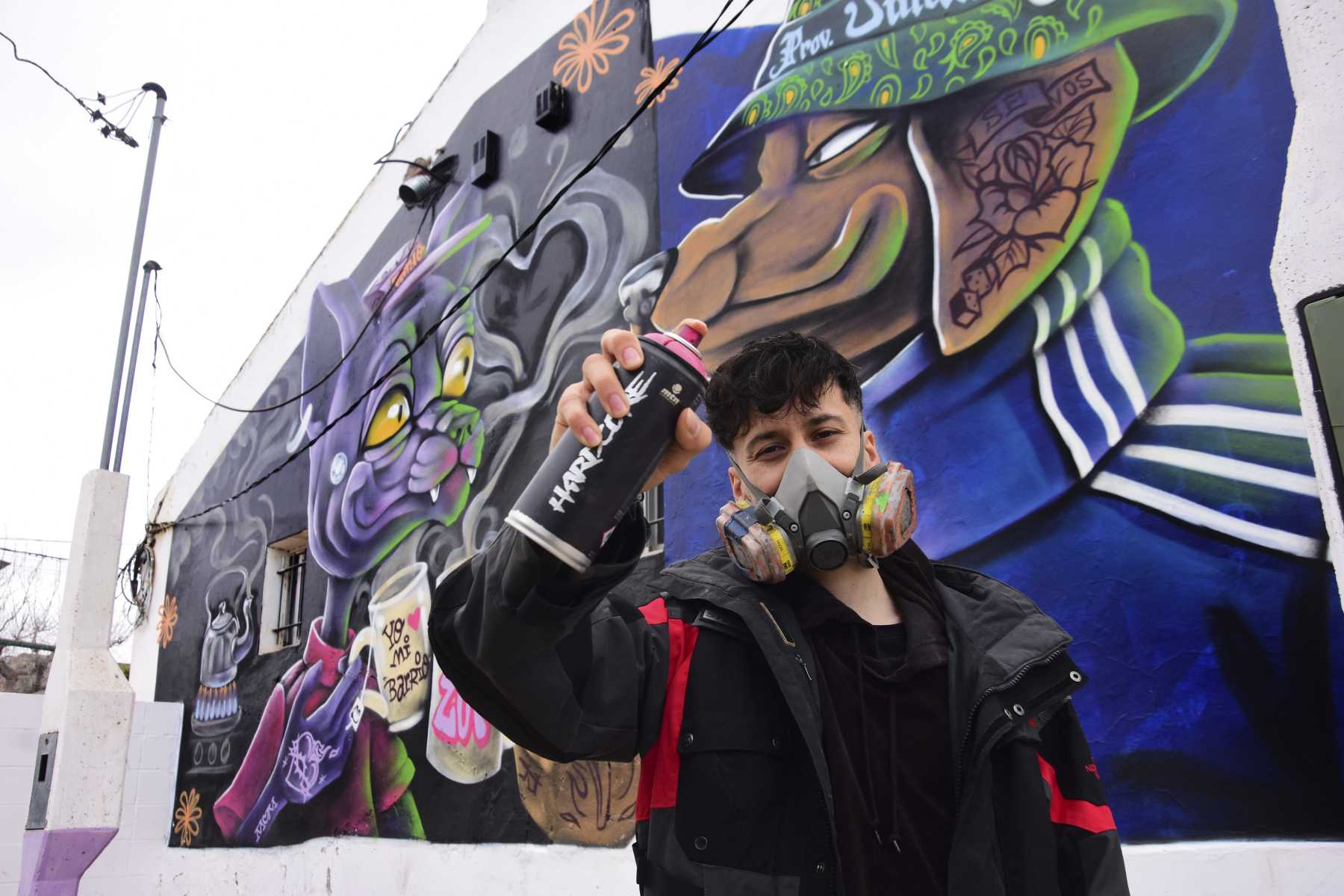 Bardo interviene con su arte las paredes abandonadas de Neuquén. Foto: Cecilia Maletti. 