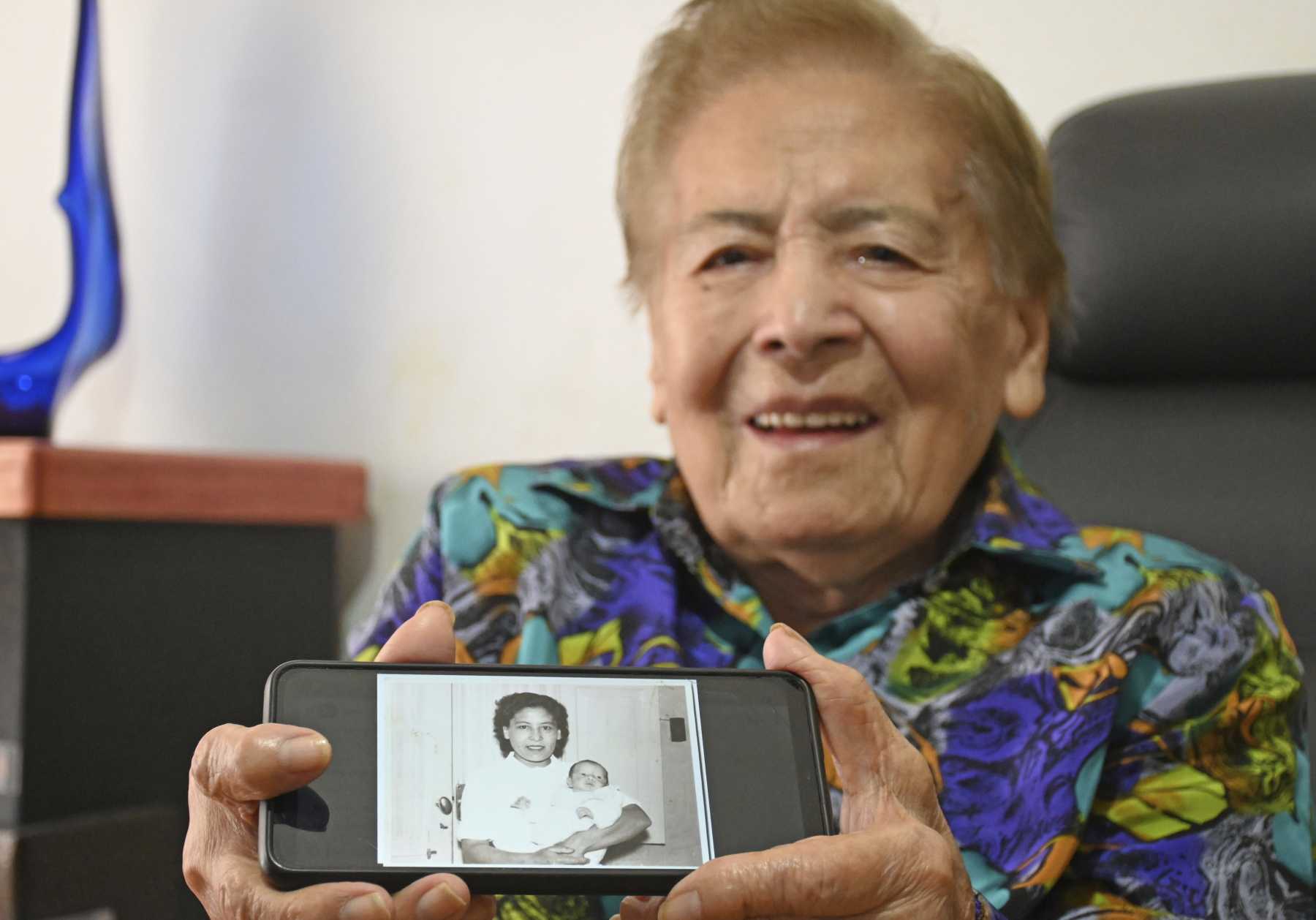 Inevitable fue la emoción para Angelita Cisterna cuando volvió a ver una foto de su juventud. Foto: Florencia Salto. 