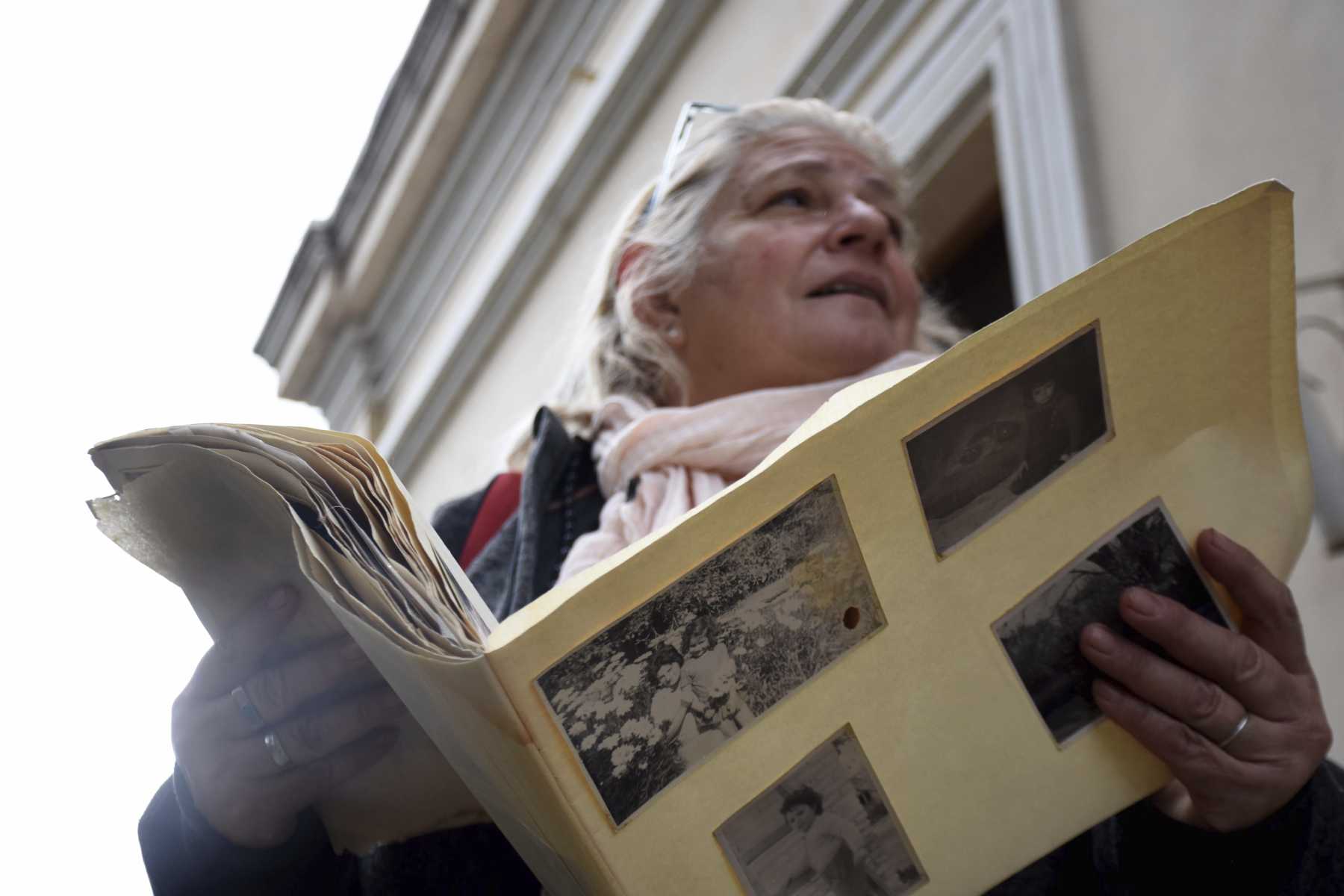 Un cuaderno de dibujo sirvió de álbum para guardar los recuerdos con su padrino, Francisco De Prado. Foto: Matías Subat. 