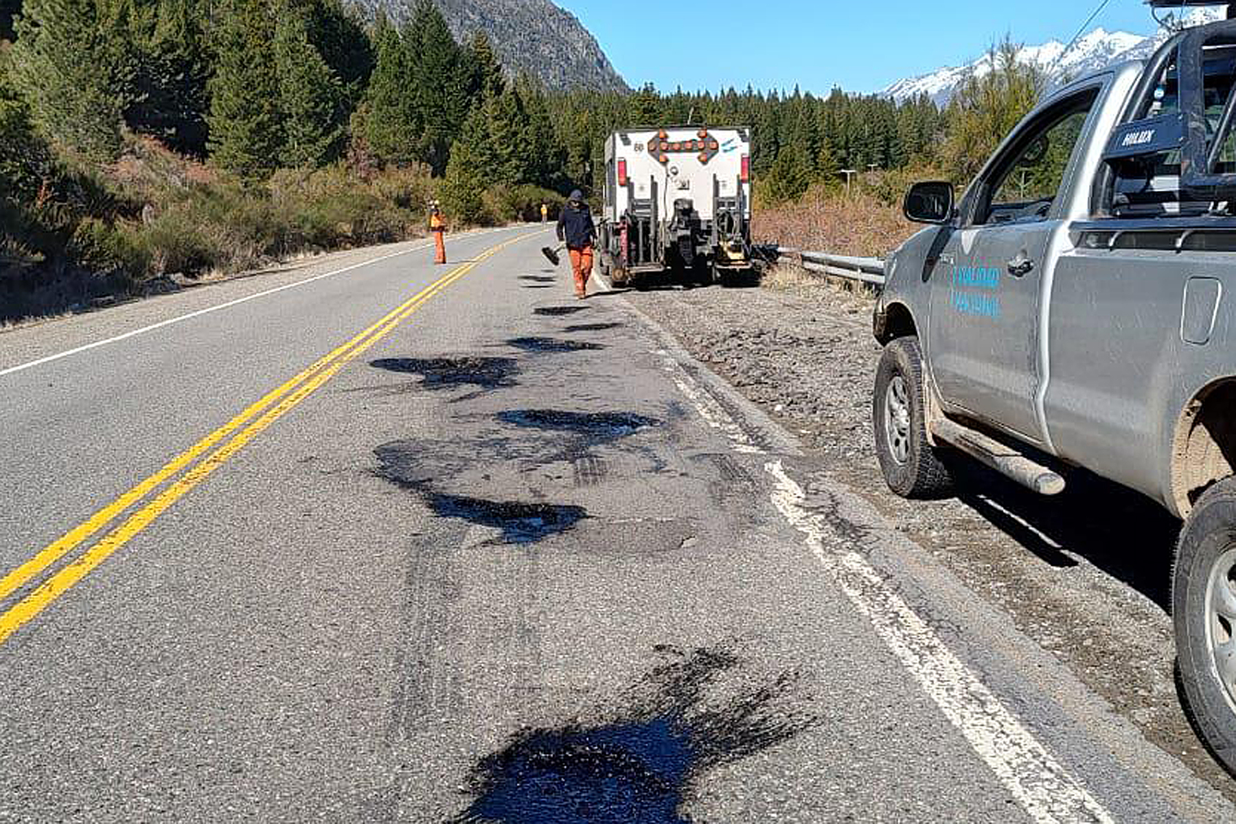 Operarios de Vialidad Nacional trabajan a toda marcha en la Ruta 40, preparando la calzada antes de la llegada de la nevada.