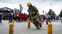 Imagen de Fiesta Nacional de la Nieve: los bomberos compitieron en el Centro Cívico de Bariloche