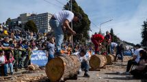 Imagen de Las destrezas de los hacheros en la Fiesta de la Nieve en Bariloche: «Tenemos sangre de hacheros»